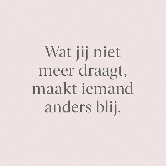Citaatafbeelding over tweedehands kleding, met de tekst “Wat jij niet meer draagt, maakt iemand anders blij” op een rustige roze achtergrond. Perfect passend bij duurzame mode, kleding inbrengen en consignatie via Debberies.