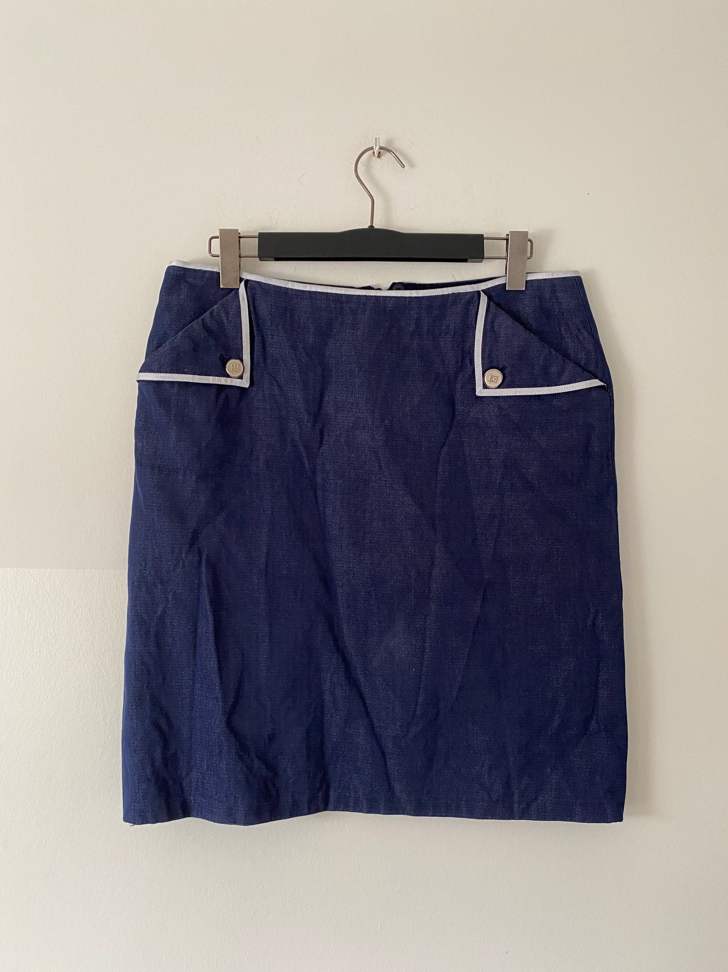 Escada rok 44