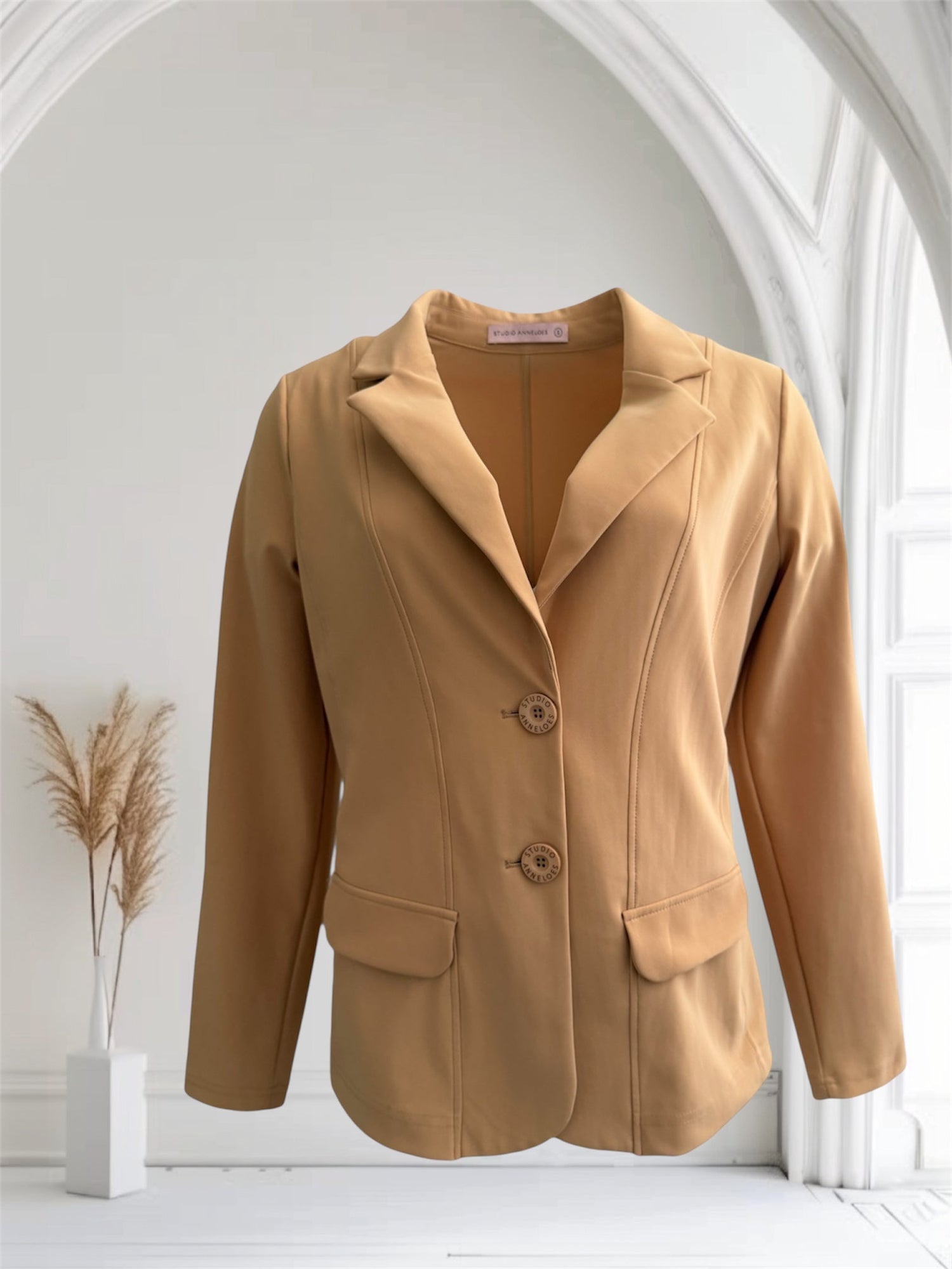 Bij Debberies vind je blazers die met aandacht zijn gekozen: nieuw én tweedehands. Van basics tot bijzondere vondsten – altijd zorgvuldig geselecteerd en duurzaam.