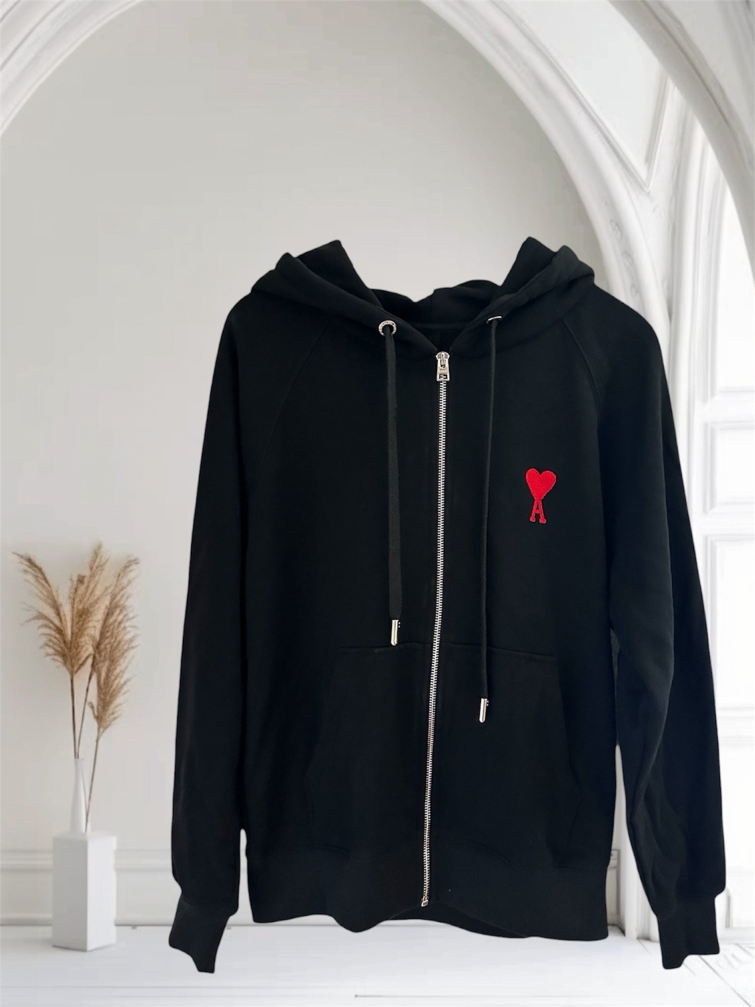 Bij Debberies vind je herenvesten die met aandacht zijn gekozen: nieuw én tweedehands. Van basics tot bijzondere vondsten – altijd zorgvuldig geselecteerd en duurzaam.