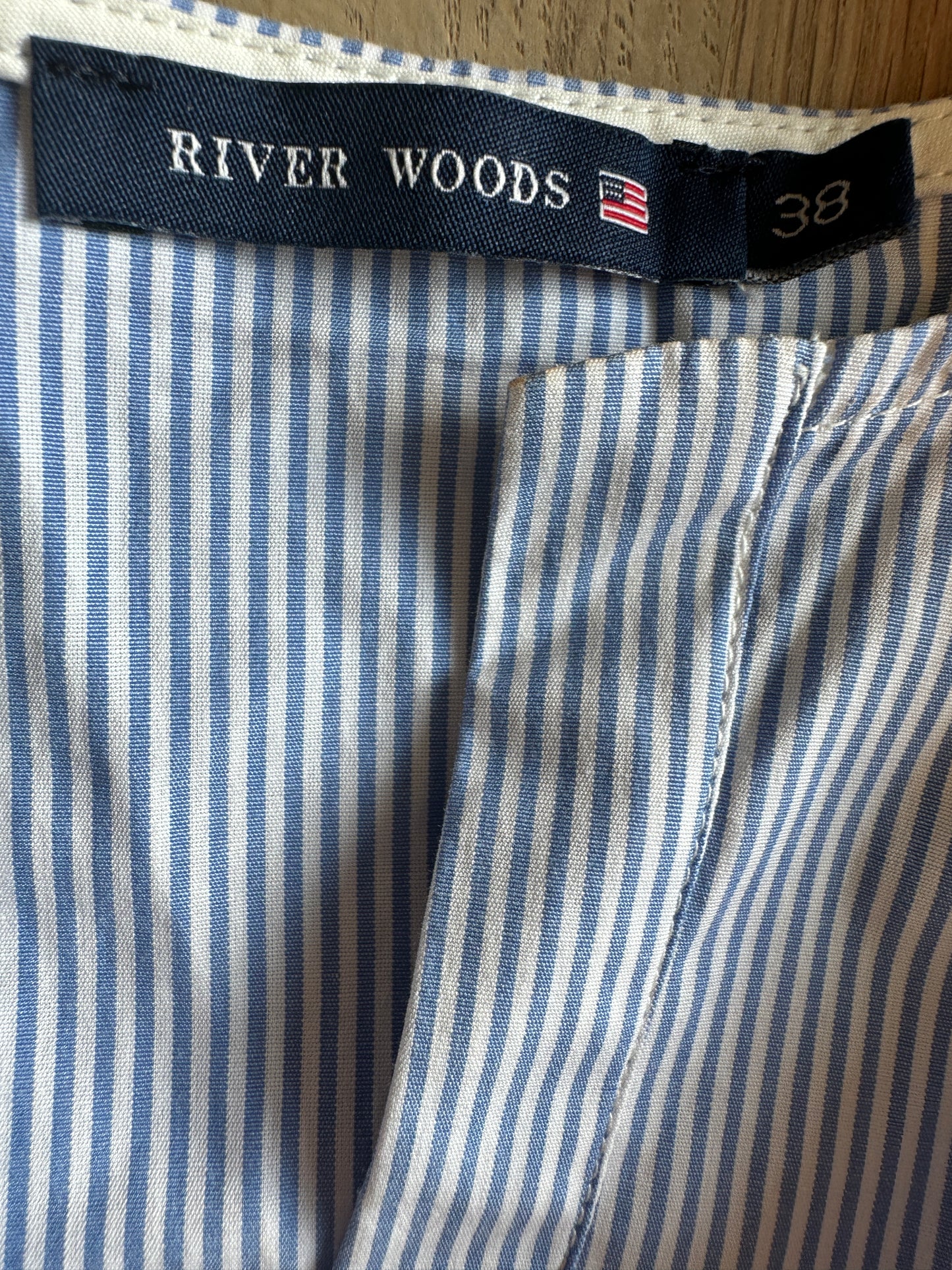 River Woods top M