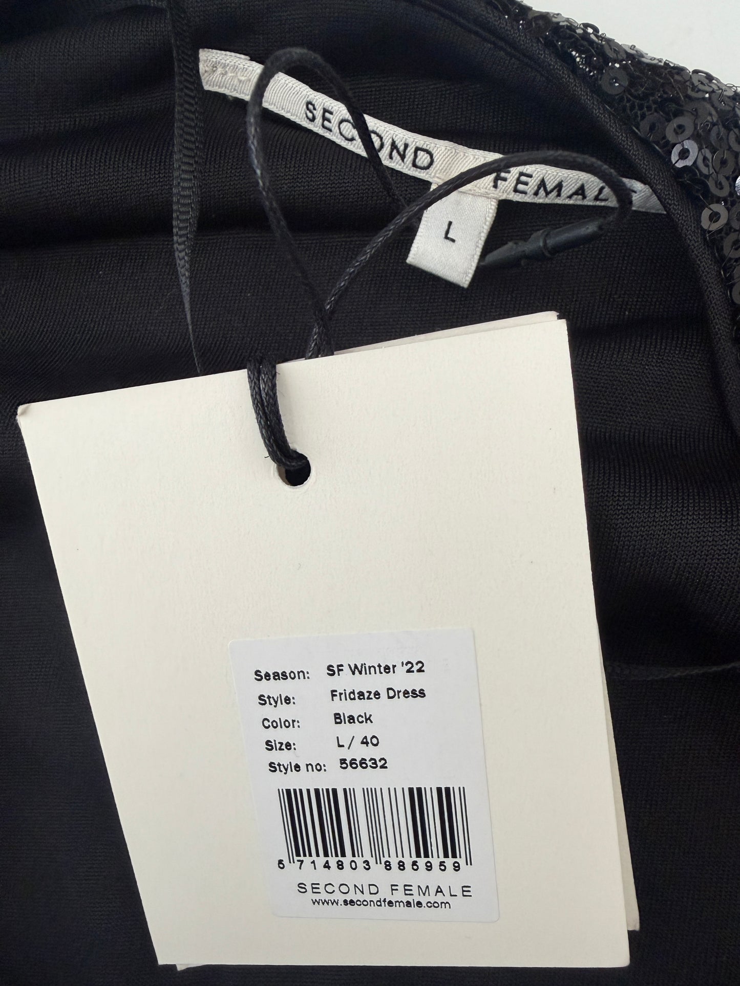 Second Female dress NEW L
